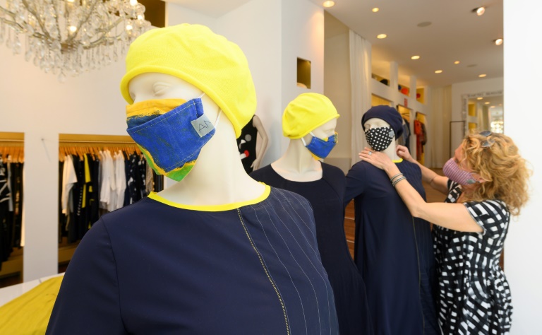 Hasta los maniquíes lucen tapabocas en Luisburgo, sur de Alemania, el 20 de abril de 2020.