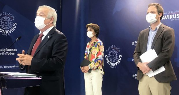 La terna a cargo de la salud de los chilenos en medio de la pandemia por COVID-19. El ministro de Salud, Jaime Mañalich; la subsecretaria de Salud Pública, Paula Daza; y el subsecretario de Redes Asistenciales, Arturo Zúñiga. Foto: Ministerio de Salud.