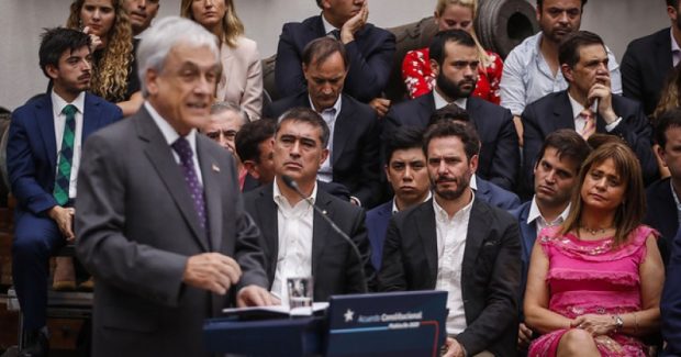 La propuesta de acuerdo nacional ideada por el diputado y presidente de Renovación Nacional, Mario Desbordes, junto al senador socialista y ex ministro, José Miguel Insulza, busca encaminar en una dirección diferente el que, para muchos, ha sido un mal manejo tanto comunicacional como político por parte del Ejecutivo. Foto: Agencia UNO.