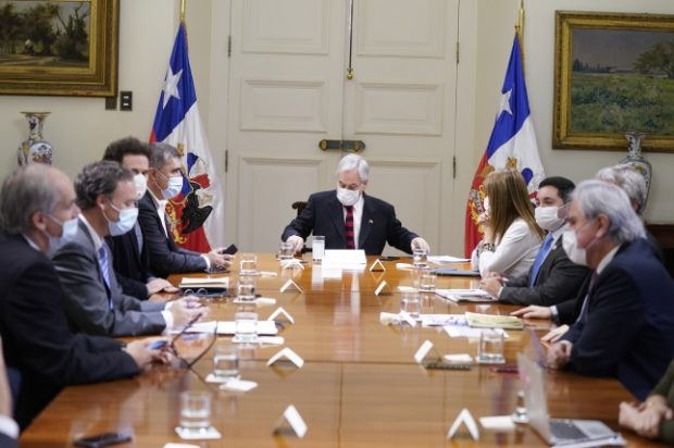 El presidente Sebastián Piñera, junto al Ministro del Interior Gonzalo Blumel, se reunieron con los representantes de los partidos de Chile Vamos y con los jefes de bancada para analizar las medidas que ha tomado el Gobierno para enfrentar la pandemia del COVID-19. Foto: Presidencia.
