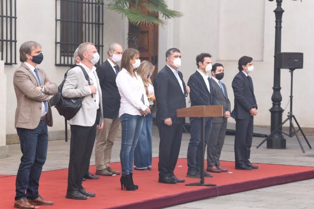 Al encuentro asistieron los presidentes de Renovación Nacional, Mario Desbordes; de la Unión Demócrata Independiente, Jacqueline van Rysselberghe; de Evópoli, Hernán Larraín; y del Partido Regionalista Independiente, Rodrigo Caramori, junto a los presidentes de las bancadas de los partidos en el Senado y en la Cámara de Diputados. Foto: Presidencia.