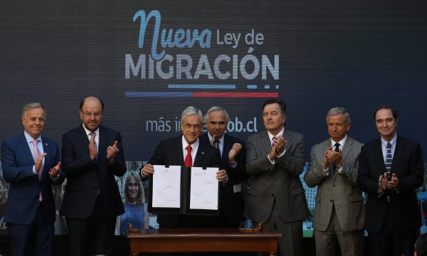 Cerca de ocho años estuvo en discusión en el Congreso el proyecto para una nueva Ley de Migración y Extranjería, que reemplaza a la actual norma, de 1975. Foto: Presidencia.