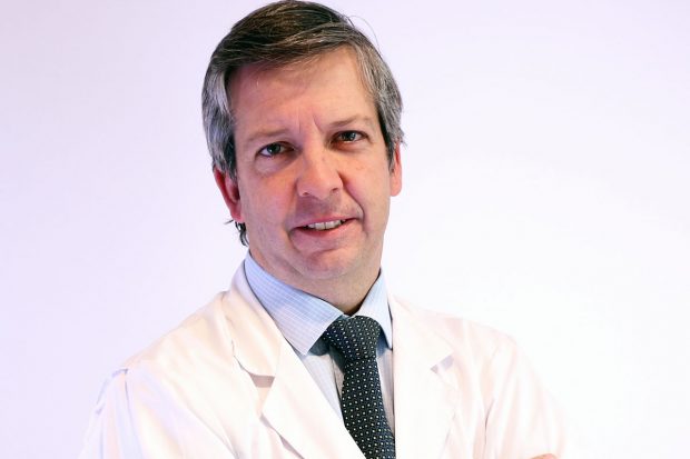El médico internista y presidente de la Sociedad Chilena de Medicina Instensiva, Tomás Regueira, es académico e investigador de la Escuela de Medicina de la Pontificia Universidad Católica de Chile. Foto: Revista Capital.