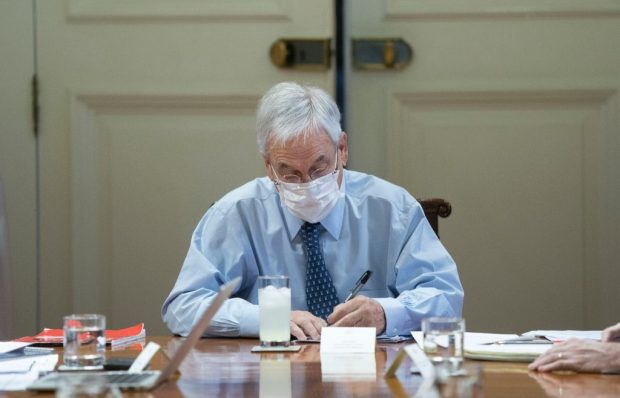 La idea del eventual acuerdo nacional fue planteada este lunes en el Comité Político ampliado, del que participó Piñera, con una respuesta tajante por parte del Presidente. “Pónganse de acuerdo primero al interior de Chile Vamos”, pidió según presentes el mandatario, aclarando que pese a haber disposición para acuerdos, el Gobierno está dedicado “a gobernar”. Foto: Presidencia.