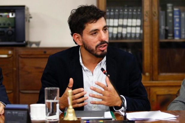 El parlamentario de Revolución Democrática y presidente de la Comisión de Defensa Nacional de la Cámara de Diputados, Jorge Brito, criticó la adquisición de vehículos de guerra y prometió fiscalizar que no se haya incurrido en irregularidades. Foto: Cámara de Diputados.