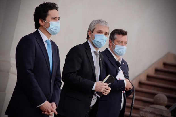 Los ministros de Hacienda, Ignacio Briones; del Interior y Seguridad Pública, Gonzalo Blumel; y de Desarrollo Social, Sebastián Sichel, estarán a cargo de coordinar las distintas instancias que promoverán el acuerdo. Foto: Presidencia.