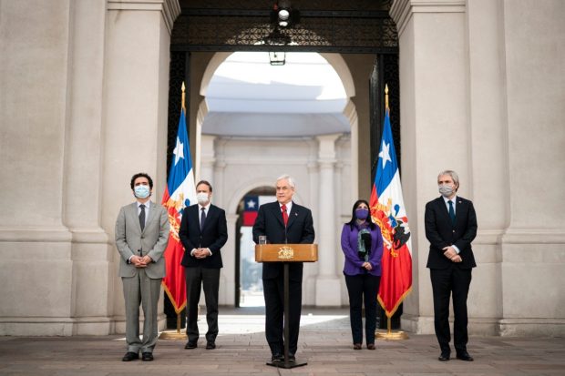 Las conversaciones para concretar este "gran acuerdo nacional" están a cargo de los ministros de mayor confianza del Presidente. El ministro de Interior, Gonzalo Blumel; la ministra Secretaria General de Gobierno, Karla Rubilar; el ministro de Hacienda, Ignacio Briones; y el ministro Secretario General de la Presidencia, Felipe Ward. Foto: Presidencia.