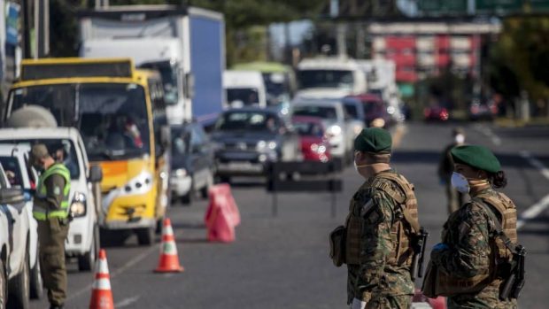 A pesar de que la fiscalización por parte de las Fuerzas Armadas y Carabineros ha aumentado, los niveles de movilidad en la Región Metropolitana no han logrado disminuir al punto de evitar la propagación masiva de la pandemia del COVID-19. Foto: Agencia UNO.