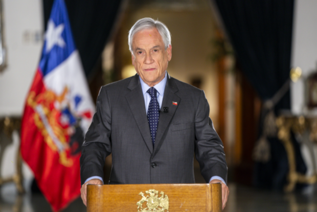 A través de una cadena nacional, el mandatario detalló las medidas que se han implementado hasta ahora para enfrentar la pandemia del COVID-19 y las que se implementarán ahora, tras el compromiso alcanzado con sectores de la oposición. Foto: Presidencia.