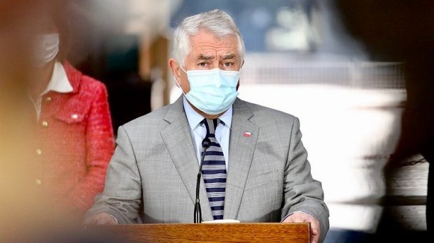 El ministro de Salud, Enrique Paris, aseguró que las vacunas del laboratorio Pfizer se redestinarán a la población adulta mayor y que las vacunas Sinovac serán utilizadas en población hasta 59 años. Foto: Ministerio de Salud.