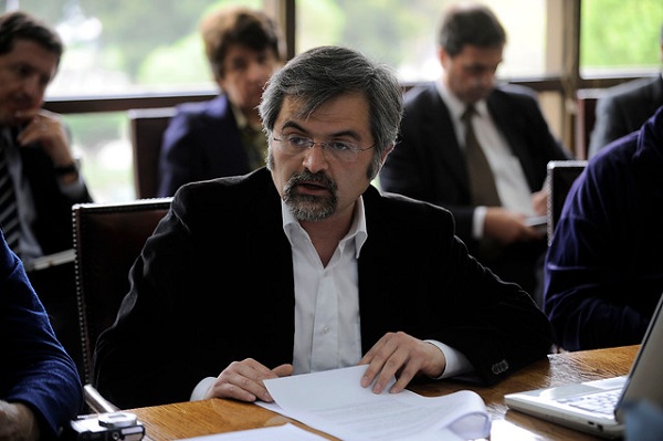 El abogado Luis Mariano Rendón ha presentado dos querellas ante el 7mo Juzgado de Garantía de Santiago por prevaricación: una en contra del subsecretario del Interior, Juan Francisco Galli, y otra contra el alcalde de Santiago, Felipe Alessandri.