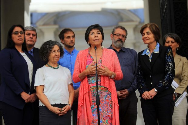 La epidemióloga e integrante del Consejo Asesor COVID-19 del Gobierno, Dra. Catterina Ferreccio (con blusa blanca en la foto), manifestó sus dudas por la determinación del Minsal y dijo no saber "si este es el momento de asumir riesgos para Chile”. Foto: Presidencia.
