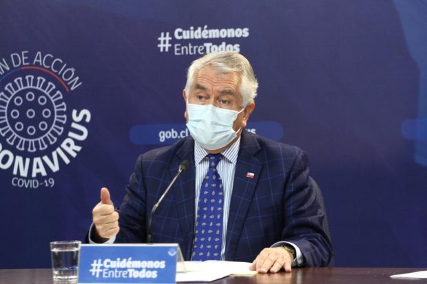 El ministro de Salud, Enrique Paris, hizo un llamado a los municipios a hacerse parte de la lucha contra el coronavirus. "Les pido encarecidamente que los alcaldes y la atención primaria nos acompañen" en la lucha contra la pandemia