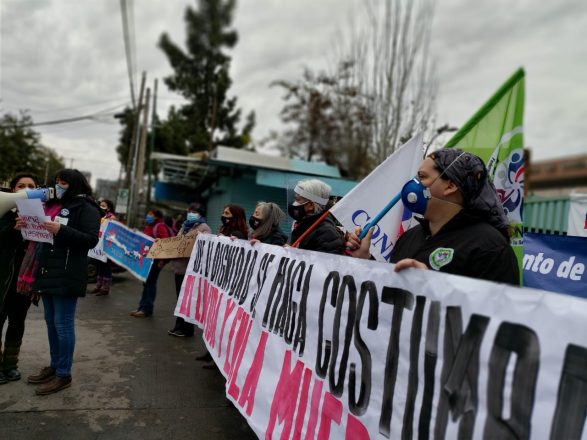Manifestación de trabajadores y trabjadoras a las afueras del Hospital San José Foto: Fedeprus