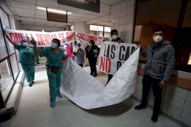 Funcionarios manifestándose ante la visita del Ministro de Salud, Enrique Paris Foto: Agencia Uno