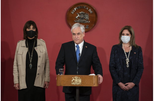 La nueva ministra de la Mujer, Mónica Zalaquett; el presidente Sebastián Piñera y la ex ministra de la cartera, Macarena Santelices Foto: Presidencia