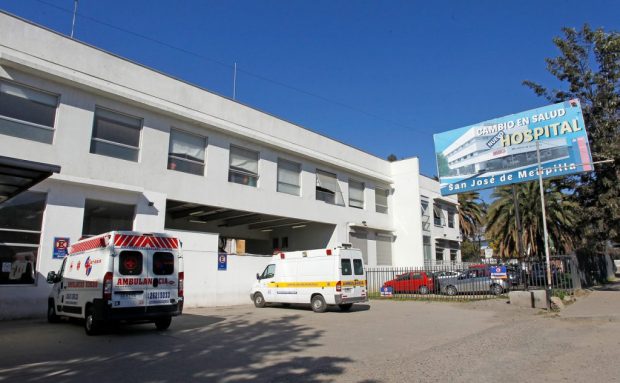 Además en la declaración el Colegio Médico respalda “la labor abnegada que realizan todos los funcionarios y funcionarias del Hospital San José de Melipilla, quien siempre han prestado la atención de salud necesaria a quien la solicite, sin discriminación de género, edad ni muchos menos profesión”. Foto: Agencia UNO.