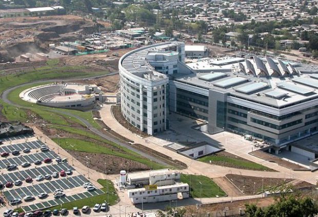 El Hospital Militar de Santiago del General Luis Felipe Brieba Aran es un establecimiento de salud chileno, está ubicado en la comuna de La Reina en el sector oriente de la ciudad de Santiago de Chile. El terreno en cuestión colinda con el recinto asistencial. Foto: Archivo.