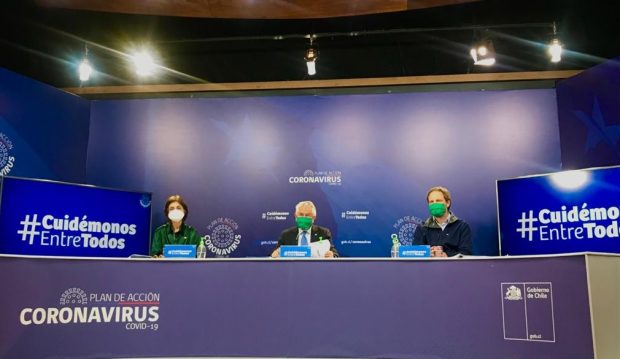 Tanto el ministro de Salud, Enrique Paris, como los subsecretarios de Salud Pública, Paula Daza, y de Redes Asistenciales, Arturo Zúñiga, lucieron mascarillas verdes en el reporte diario. "Estoy usando una mascarilla verde, verde esperanza", dijo Paris. Foto: Ministerio de Salud.
