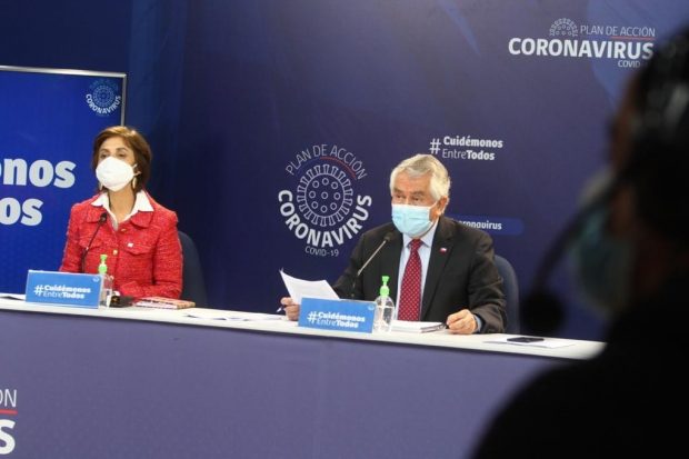 El reporte diario del Ministerio de Salud está liderado por el titular de la cartera, Enrique Paris, y los subsecretarios de Salud Pública y Redes Asistenciales, Paula Daza y Arturo Zúñiga respectivamente. Foto: Ministerio de Salud.
