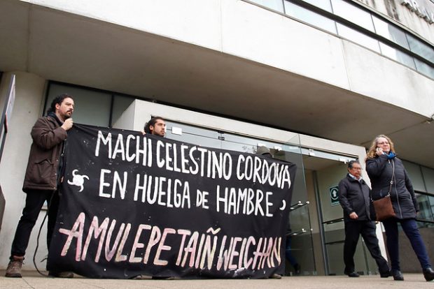 Decenas de personas se han acercado al Centro Penitenciario de Temuco para entregar su apoyo al machi Celestino Córdova ante la huelga de hambre que ya sostiene hace 99 días. Foto: Archivo.