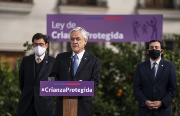 el presidente Sebastián Piñera promulgó la ley de Crianza Protegida y fue consultado por la derrota de su Gobierno en el Congreso. “No siento que uno experimente una derrota cuando lucha con convicción y con fuerza por lo que cree que es mejor para Chile y los chilenos”, respondió. Foto: Presidencia.