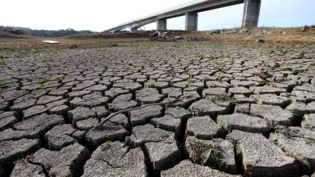 Con los pozos del sistema de Agua Potable Rural (APR) agotados desde hace meses, son más de 19 mil personas de la Provincia de Petorca las que hoy en día se surten de agua potable a través de camiones aljibe. Foto: Archivo.