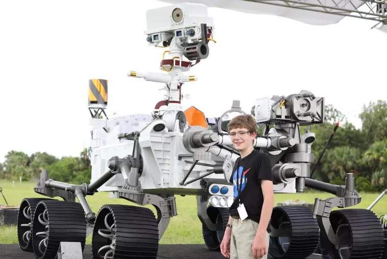 Alex Mather, de 13 años, propuso el nombre de Perseverance a la Nasa. Aquí posa junto con una maqueta a tamaño real del rover, el 28 de julio de 2020 en Cabo Cañaveral.