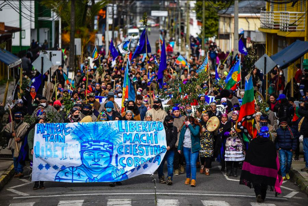 Decenas de personas, mapuche y no mapuche, se congregaron en la Plaza de Armas de Nueva Imperial para manifestarse en apoyo al machi Celestino Córdova, quien lleva 106 días de huelga de hambre: Foto: Agencia UNO.