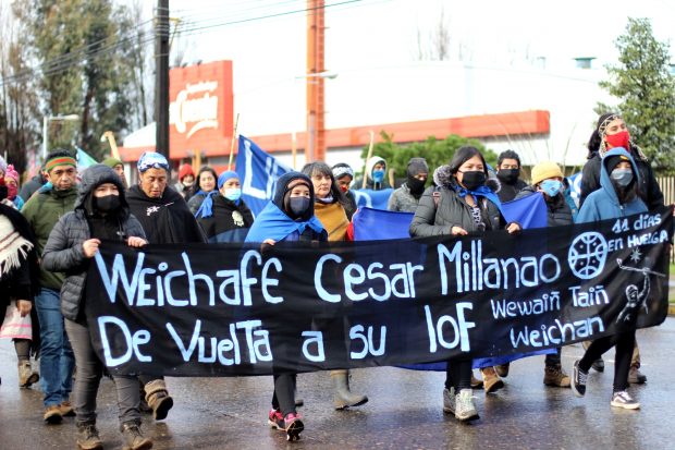 En la última semana, luego del acuerdo alcanzado entre el machi Celestino Córdova y el Gobierno, lejos de terminar, las movilizaciones han aumentado en apoyo a los 26 comuneros mapuche que aún se encuentran en huelga de hambre. Foto. Julio César Parra.