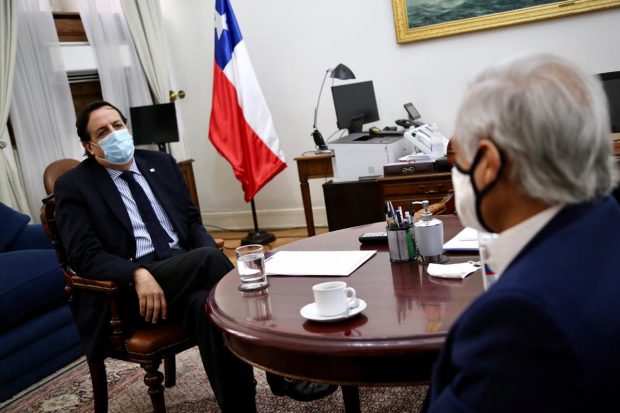 Este martes el ministro del Interior y Seguridad Pública, Víctor Pérez, se reunió con el presidente del PPD y ex Canciller Heraldo Muñoz para abordar la situación en La Araucanía. Foto: Ministerio del Interior.
