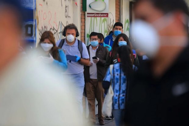 Desde el Colegio Médico han enfatizado en que la alta movilidad asociada al retorno de vacaciones y la vuelta a clases podría empeorar la situación epidemiológica. Foto: Agencia UNO.