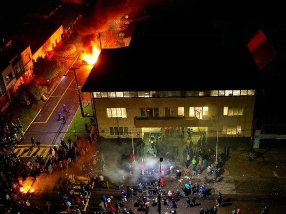 Una multitud de civiles armados con palos y armas llegaron hasta el municipio de Curacautín -el que había sido tomado pacíficamente por comuneros mapuche en apoyo a los presos en huelga de hambre-, generando desmanes y hechos de violencia. Foto: Cedida.