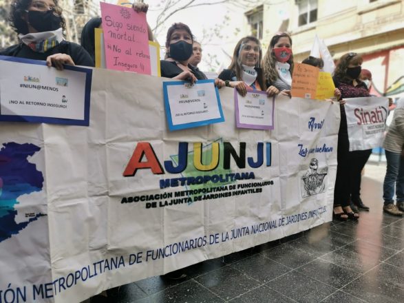 La presidenta de la AJUNJI, Silvia Silva, hizo un llamado a los padres y madres de estas tres regiones a que actúen con responsabilidad y eviten enviar a sus hijos a los establecimientos. Foto: Diario y Radio Universidad de Chile.