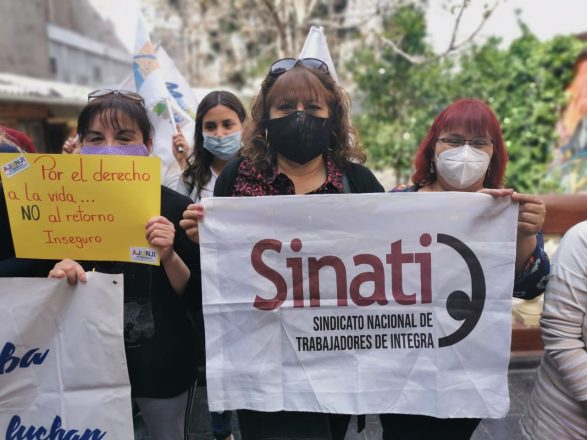 La convocatoria en rechazo al retorno presencial de los jardines infantiles JUNJI en tres regiones contó con la participación de otras agrupaciones como el Sindicato Nacional de Trabajadores Integra. Foto: Diario y Radio Universidad de Chile.