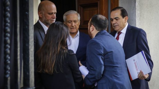 Luego de un acuerdo alcanzado entre los presidentes de los partidos políticos, surgió una reforma constitucional que postergó el plebiscito desde abril a octubre y mantuvo el plazo de renuncia para ser considerado independiente. Foto: Agencia UNO.