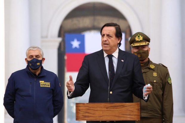 El actual titular de Interior, Víctor Pérez, al igual que sus antecesores, se ve enfrentado en una pugna para ver quién fiscalizar a Carabineros. Foto: Ministerio del Interior.