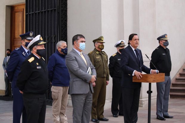 El ministro del Interior y Seguridad Pública, Víctor Pérez, junto al ministro de Defensa, Mario Desbordes, y los generales directores de la PDI y Carabineros, Héctor Espinoza y Mario Rozas, respectivamente. Foto: Ministerio del Interior.