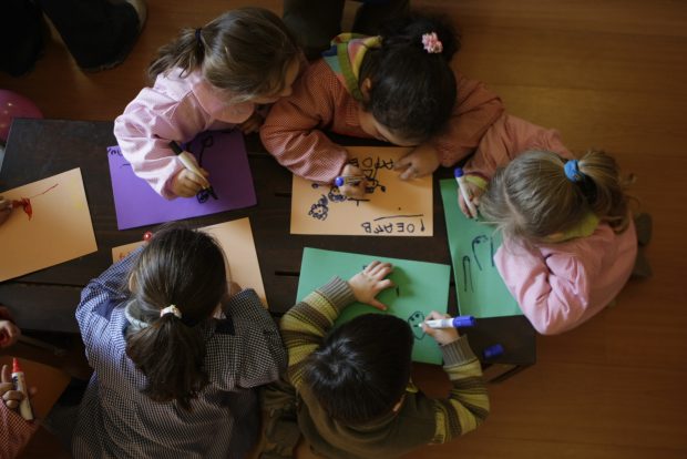 3 AGOSTO 2007 EVENTO CULTURAL DE PROMOCION DE LOS DERECHOS DELA INFANCIA .FOTOS DE LUIS SERGIO ACTIVIDAD POR EL DIA DEL NIÑO NACIONAL - NIÑOS - PARVULARIOS - JARDIN INFANTIL - PINTANDO - TEMATICA - JUNJI - JUNTAN NACIONAL DE JARDINES INFANTILES - PAG014