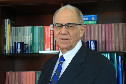 Manuel Agosín es PhD en Economía de la Universidad de Columbia. Es también profesor titular y emérito de la Facultad de Economía y Negocios de la Universidad de Chile, en donde se desempeñó como decano entre 2010 y 2018. Foto: FEN UChile.