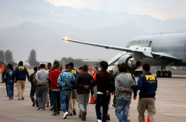 En el último mes, 53 migrantes fueron expulsados por el Gobierno debido a su participación en incidentes ocasionados en el contexto del estallido social. Foto: Ministerio del Interior.