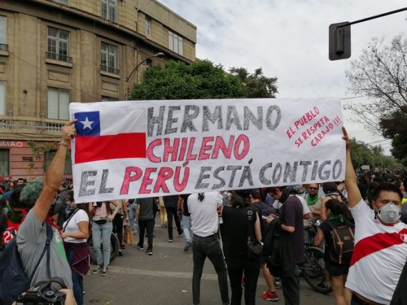 Un grupo de peruanos participa de las protestas sociales en Chile.
