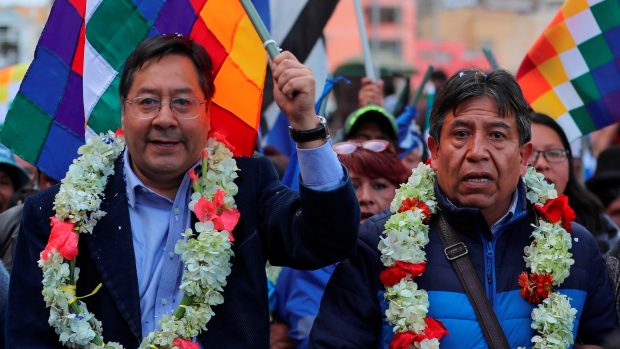 Los candidatos Luis Arce (i), como presidente y David Choquehuanca (d) como vicepresidente del Movimiento al Socialismo (MAS) de Evo Morales. EFE/Martn Alipaz/Archivo