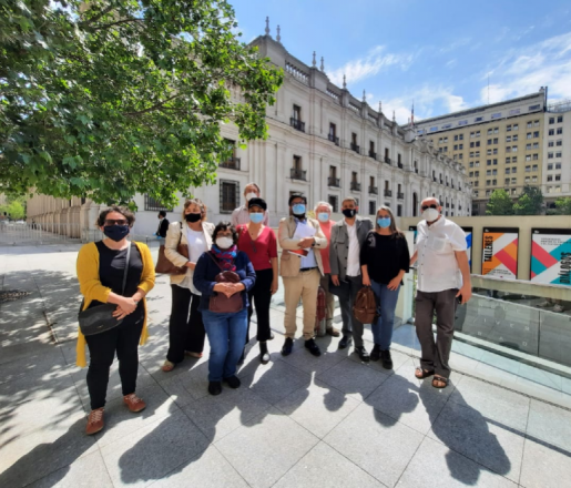 DIRECTORES ESCUELA DE PERIODISMO UCHILE Y USACH ENTREGAN DECLARACIÓN EN LA MONEDA