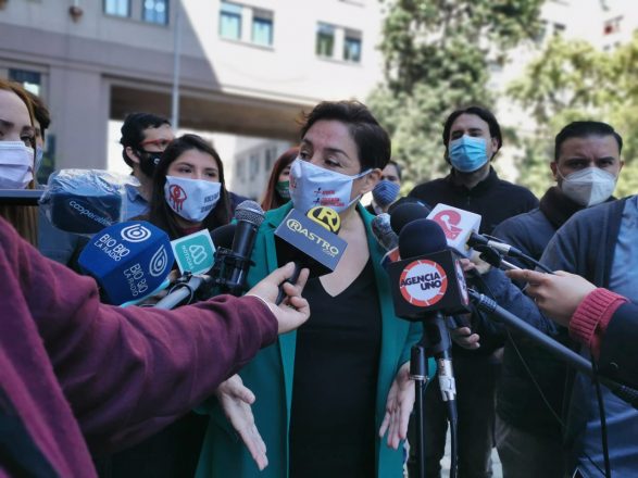 La vocera y excandidata presidencial del Frente Amplio, Beatriz Sánchez, llegó junto a representantes de la colectividad hasta las oficinas de Carabineros para pedir la renuncia del general director Mario Rozas. Foto: Radio UChile.