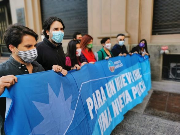 Dirigentes y dirigentas del Frente Amplio, acompañados de parlamentarias y parlamentarios del bloque, para exigir al Gobierno de Sebastián Piñera a que tome acciones para iniciar un proceso de refundación de Carabineros. Foto: Radio UChile.