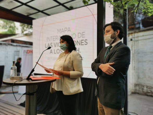 Los jefes de la Unidad de Estudios y Memoria del INDH, Dayana Guzmán; y de la Unidad Jurídica Judicial del INDH, Rodrigo Bustos. Foto: Radio Universidad de Chile.