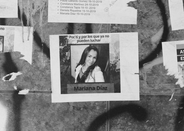 Cartel con el rostro de Mariana Díaz Ricaurte en la avenida Nueva Providencia.