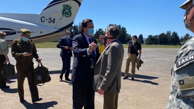 El ministro del Interior y Seguridad Pública, Víctor Pérez, junto al general director de Carabineros, Mario Rozas, se trasladaron hasta la región de La Araucanía. Foto: Ministerio del Interior.