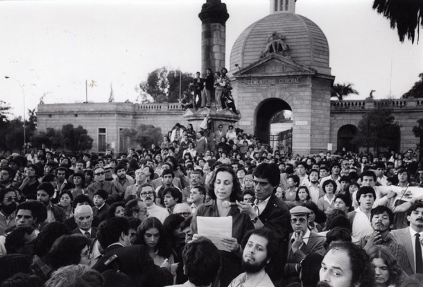 Fanny Pollarolo, hablando en los funerales de José Manuel Parada y Manuel Guerrero, ambos asesinados por los organismos de la dictadura. Foto: Archivo Fortín Mapocho.